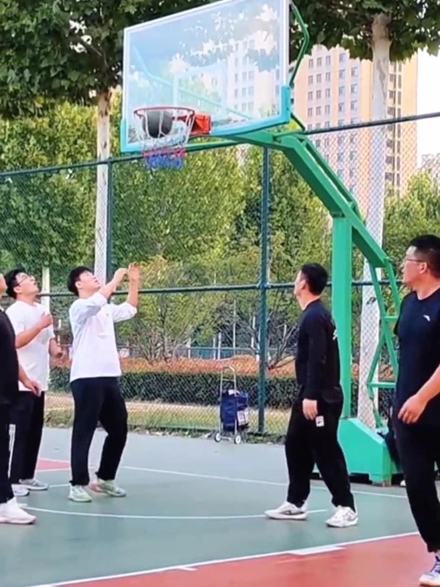 这神仙进球太逆 对手每位都逗笑 别的不说篮板意识一流！
