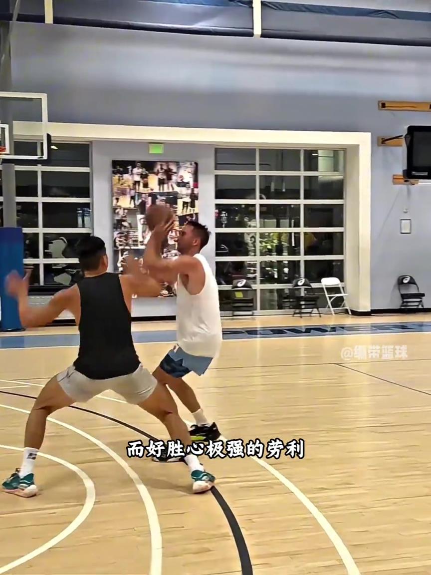 CBA第九顺位徐远征与NBA训练师单挑对决，这进攻真不犯规么